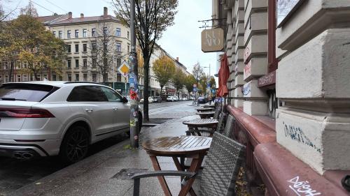 Stadtbild: Wenn’s mal nicht regnet, gibt es hier lecker Aperölchen im letzten Sonnenlicht